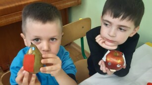 Dzieci prezentują Ludziki z owoców