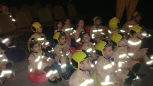 Dzieci w strojach strażackich